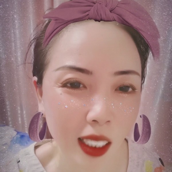 优雅拿清曲的照片