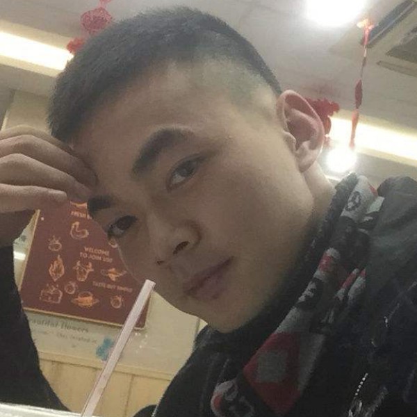 背后等待康乃馨的照片