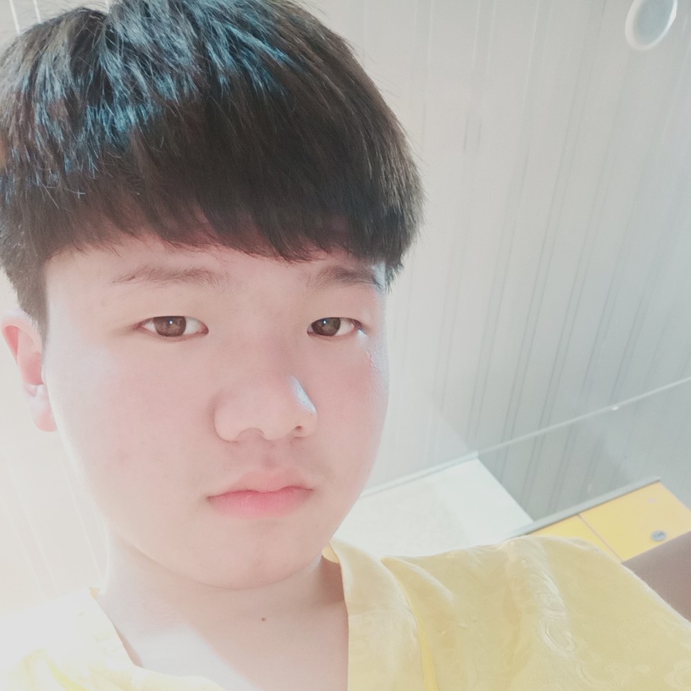 个性闻菠萝的照片