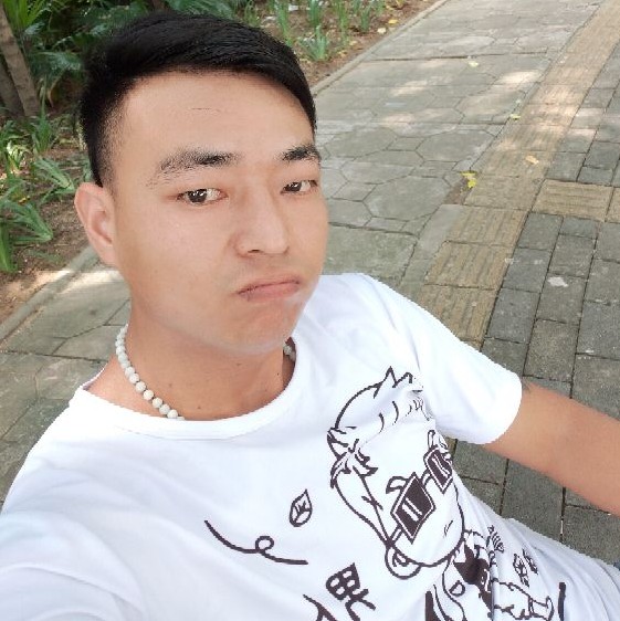 靓丽笑板凳的照片