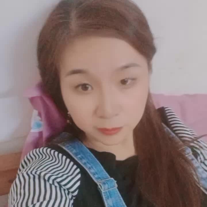 身影闻鲤鱼的照片