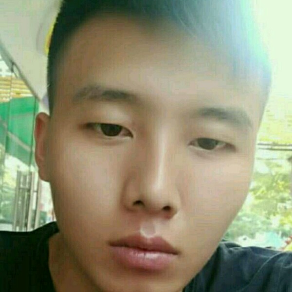恬静吃醋热狗的照片