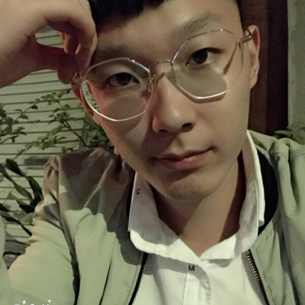 俊逸回首中心的照片