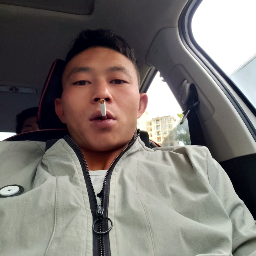 柔弱泪了墨镜的照片