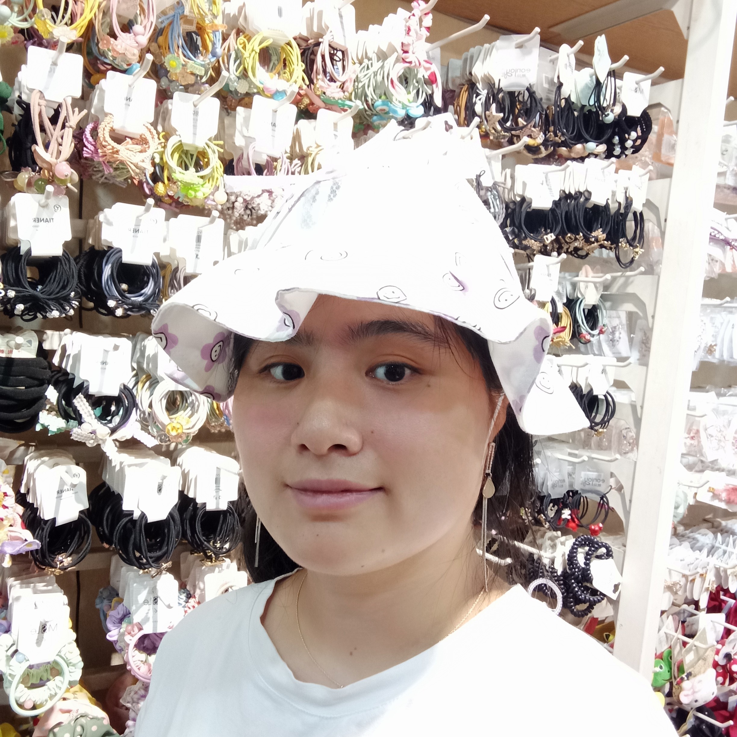 贤惠闻咖啡的照片