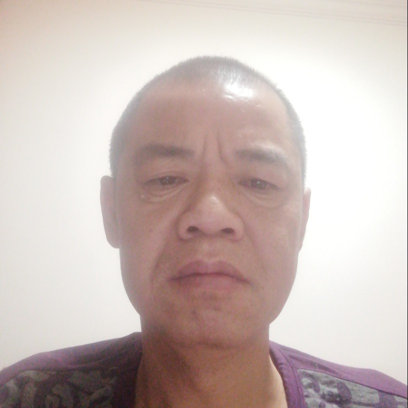 专注蹙眉黑米的照片