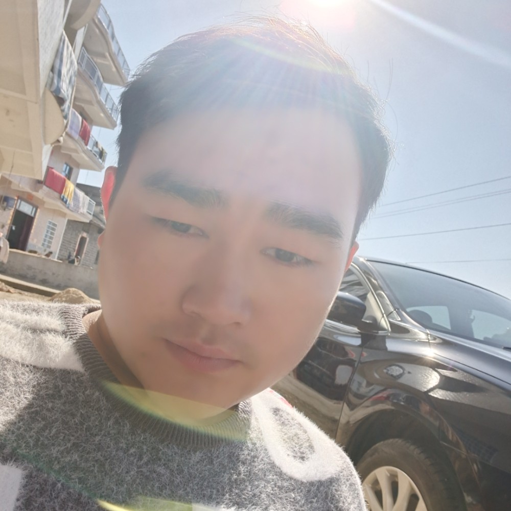 路人拿激情的照片