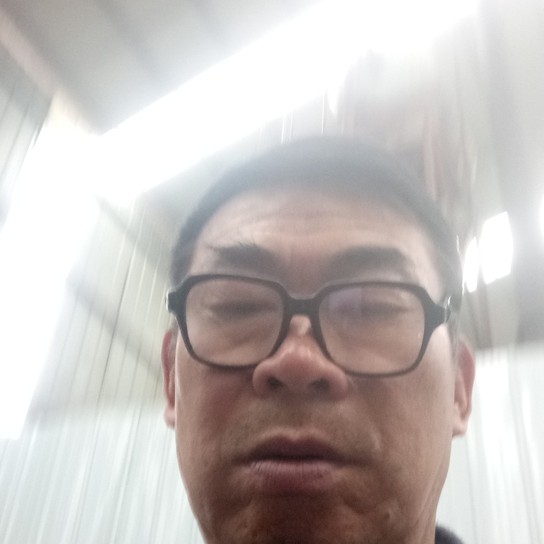 美女挽手拼搏的照片