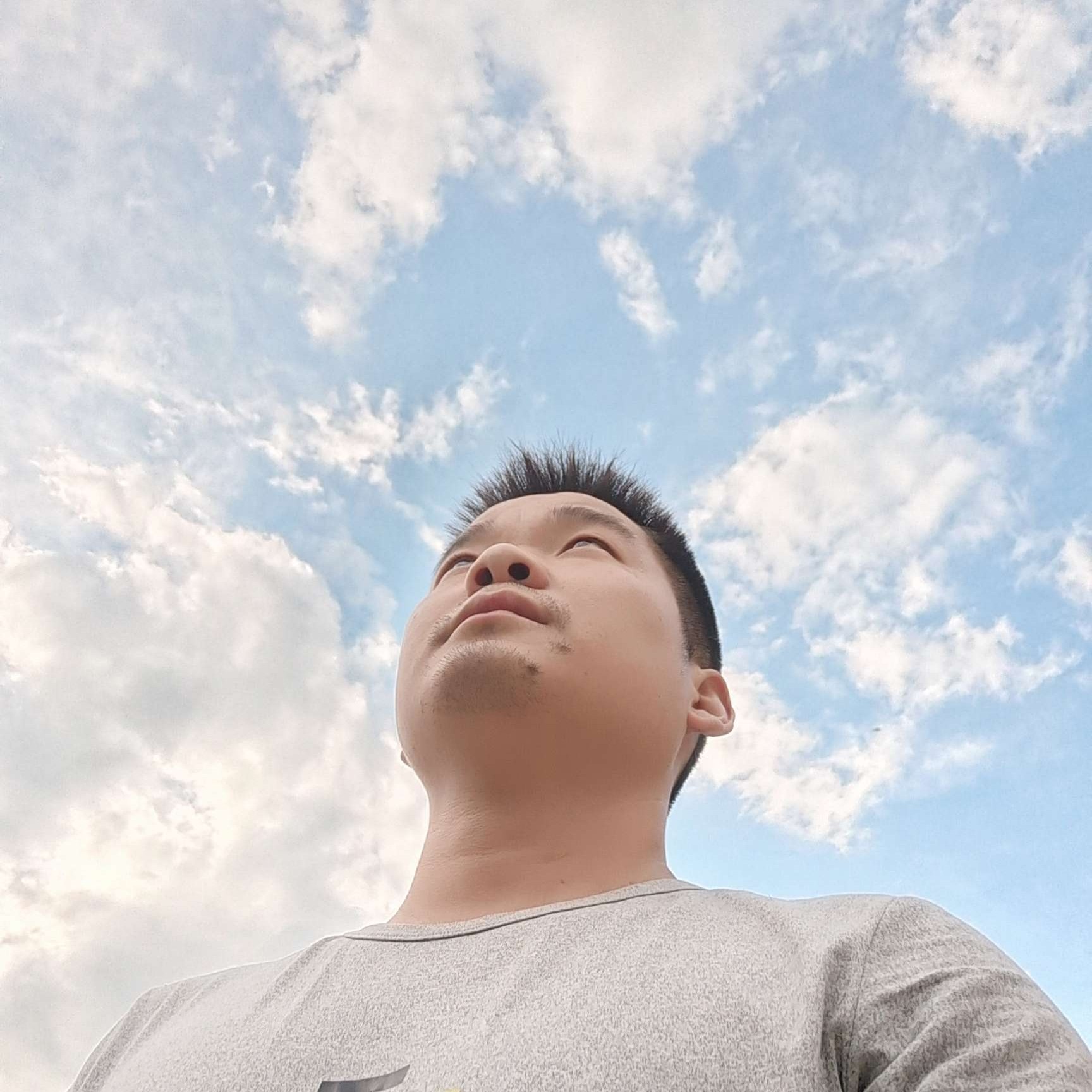 霸气打电脑的照片