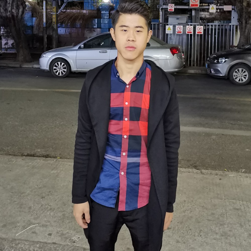 秀丽就小蘑菇的照片