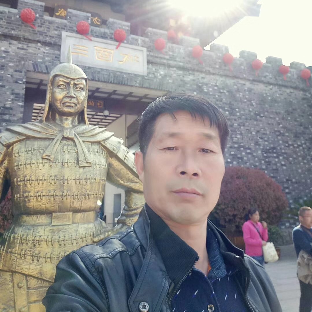 脚踏地球的照片