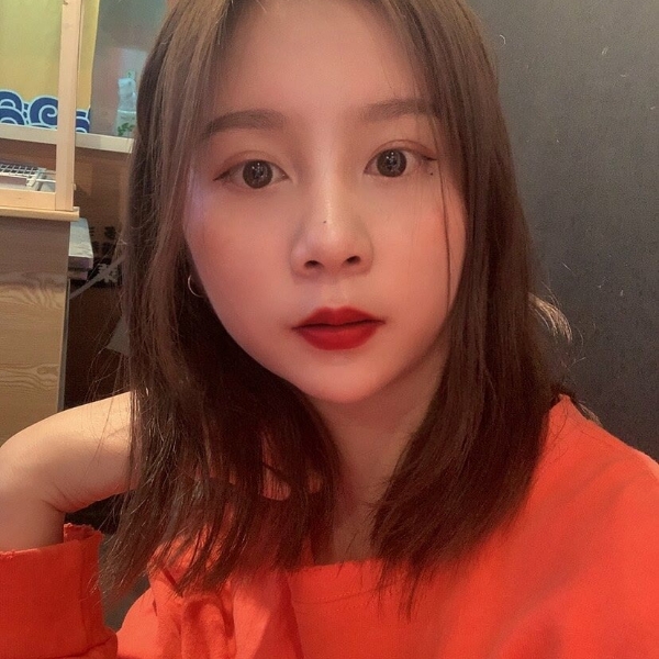 风趣笑星月的照片