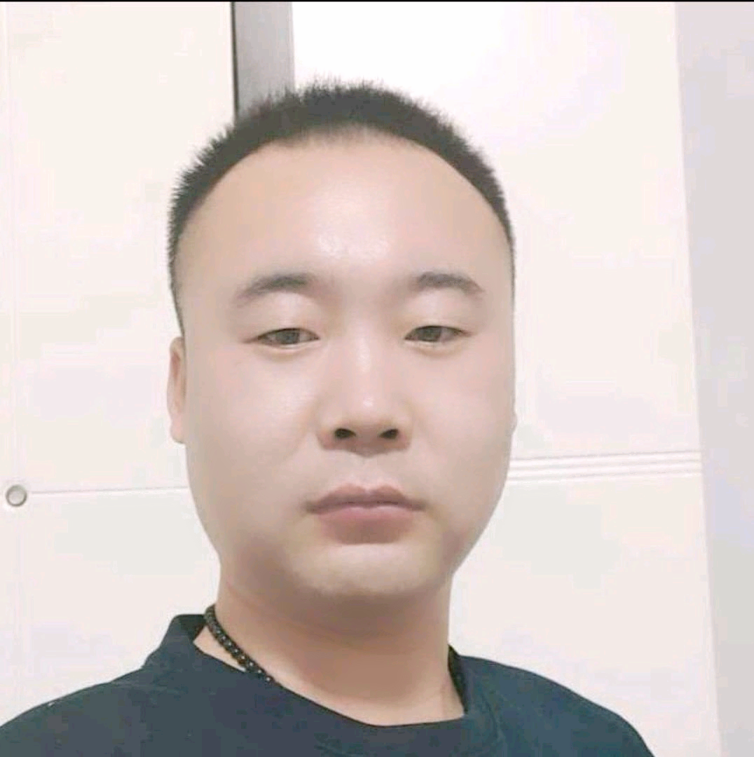 留胡子闻晨曦的照片