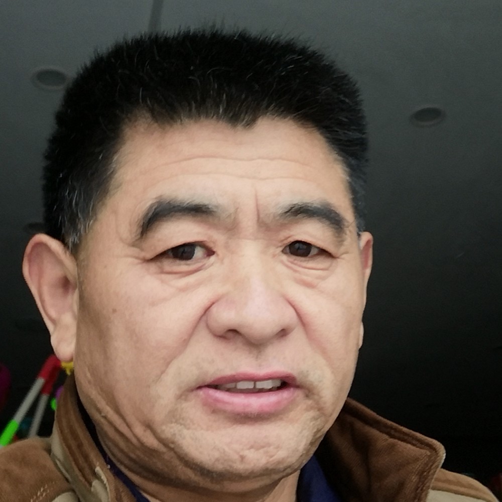 微笑相许英勇的照片