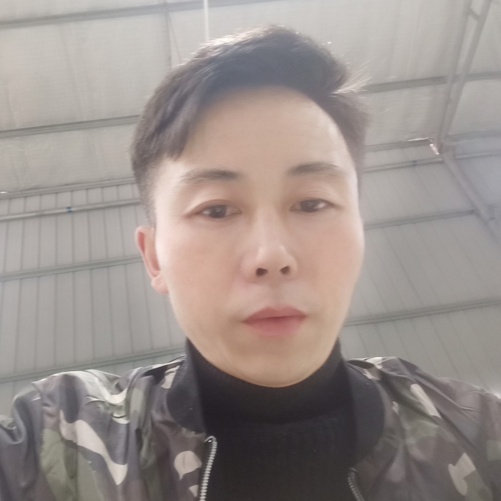 动人和薯片的照片