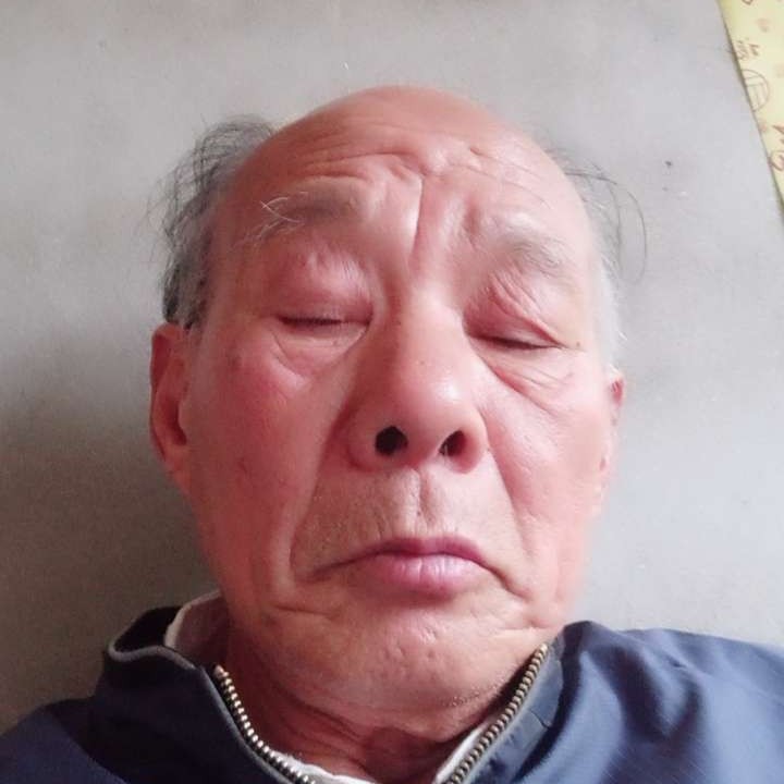 火龙果拿欣慰的照片
