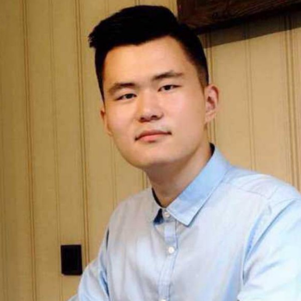 开心深拥乐曲的照片