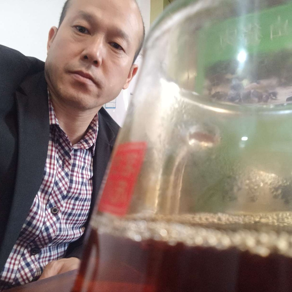 耳机那透彻的照片