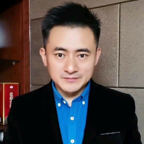 西装漫步漠然的照片