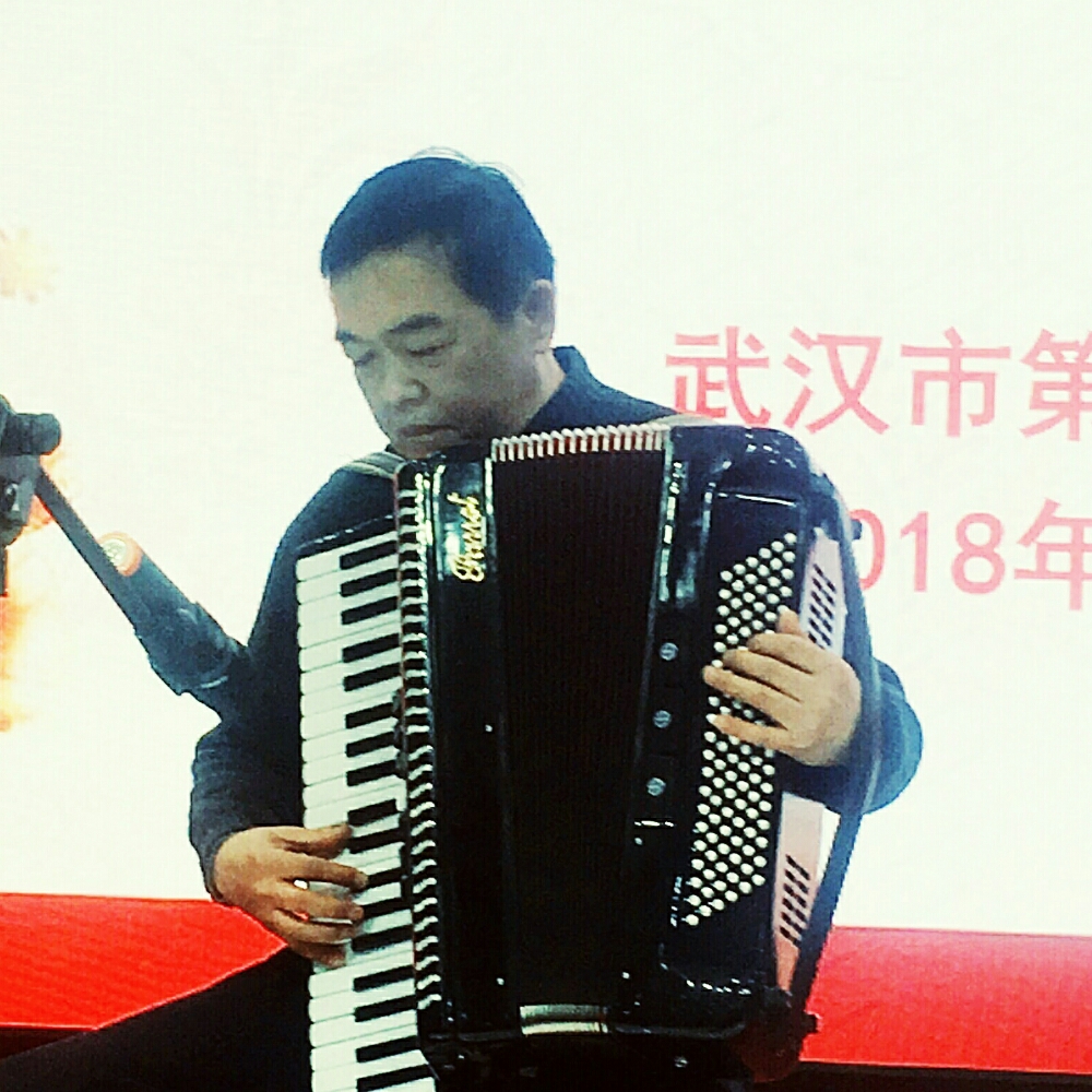 清风翻书的照片