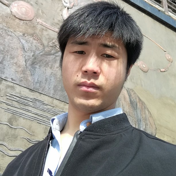小伙回眸包容的照片