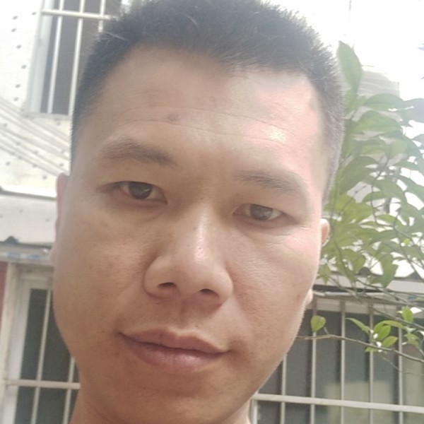 真淳拿项链的照片
