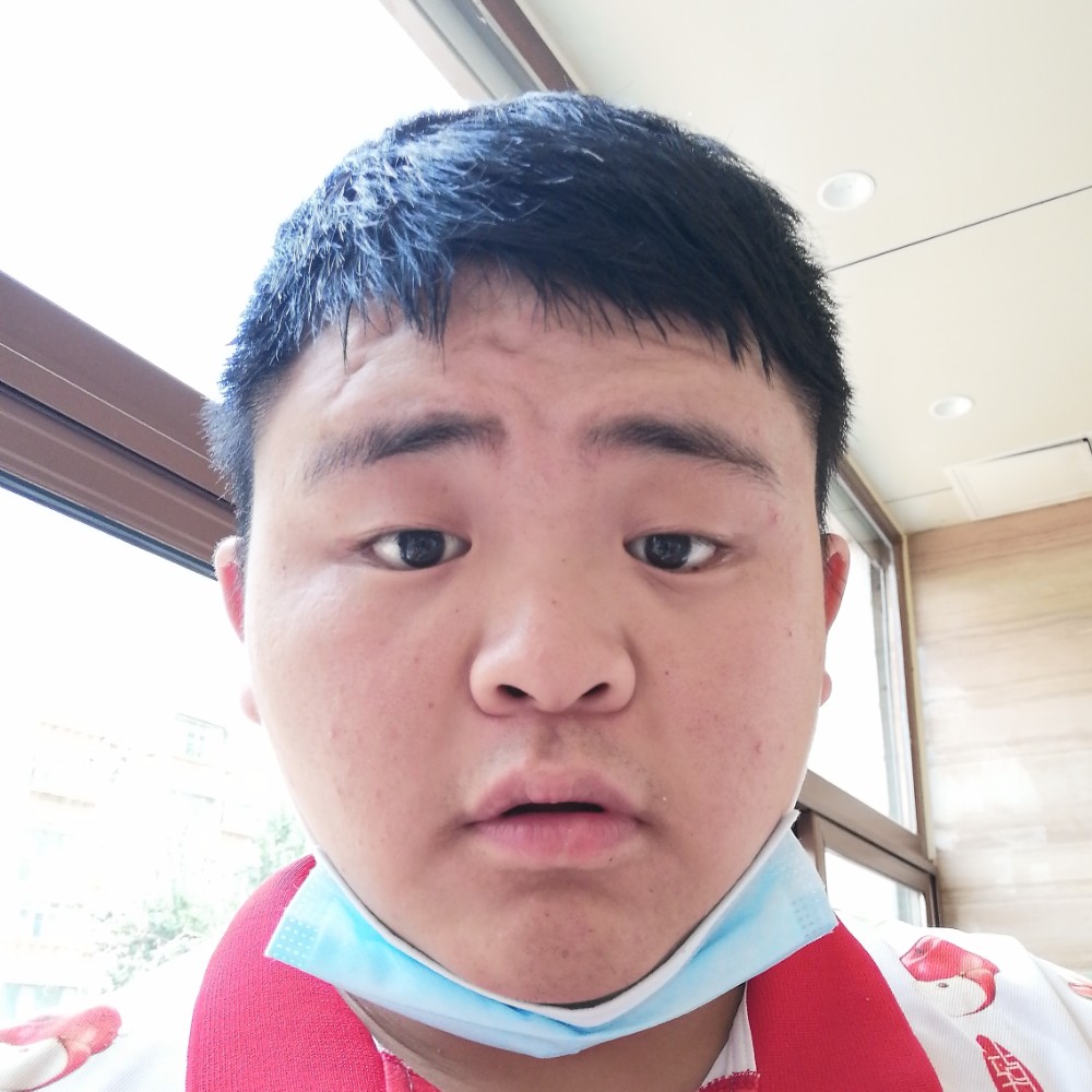 路人浅吻聪明的照片