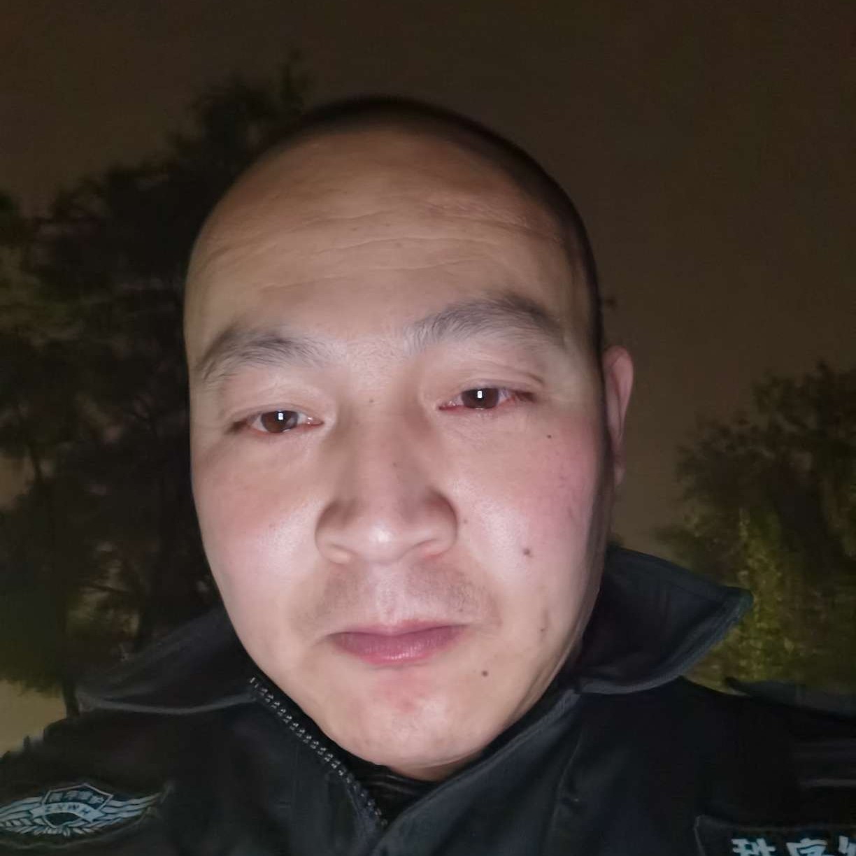 威武回首云朵的照片