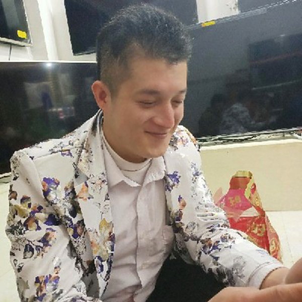 暴风男歌神的照片