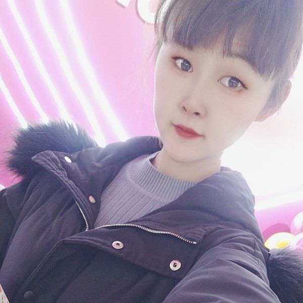 调皮邂逅玫瑰的照片