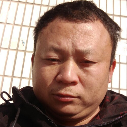 站在墙边的照片