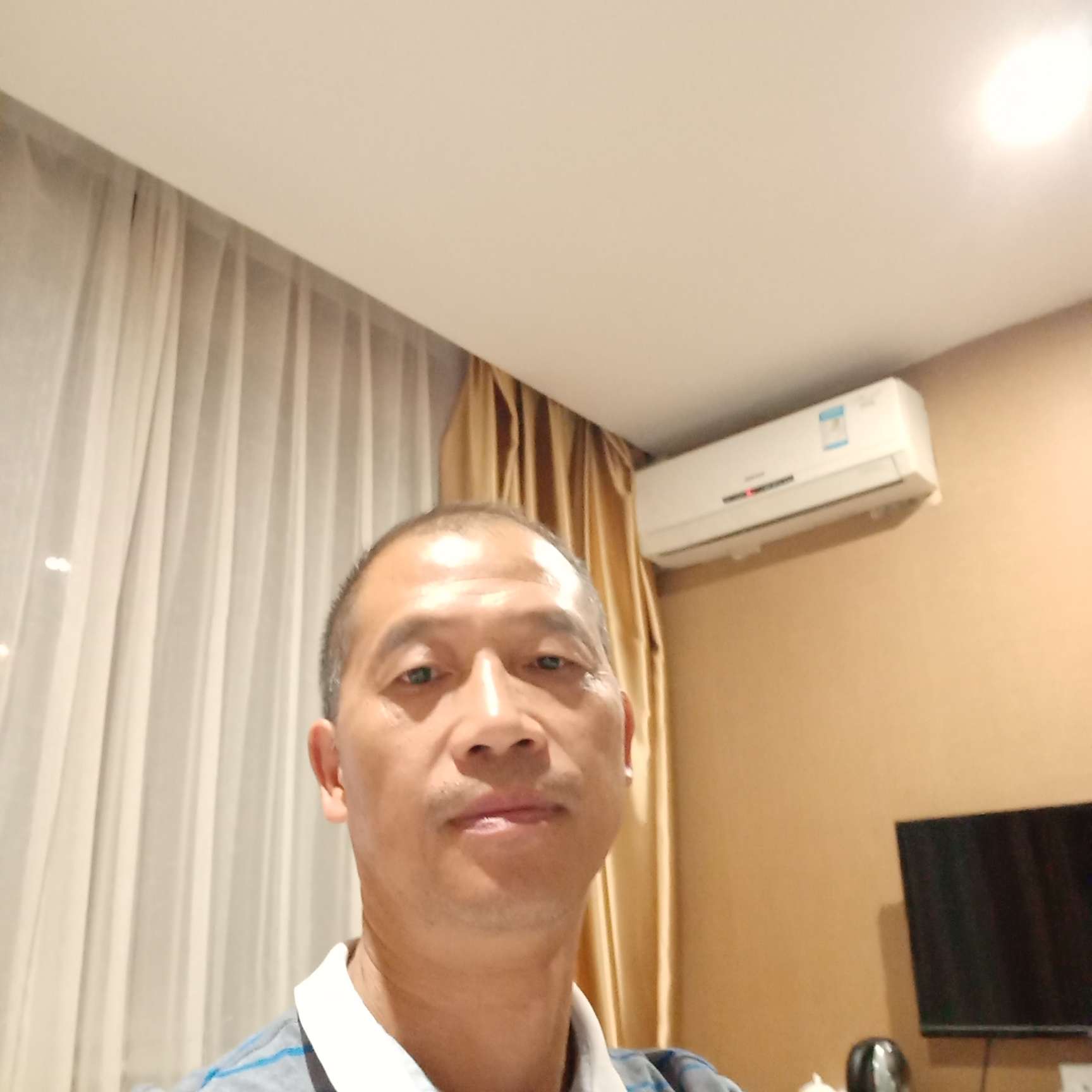 精明凝眸哑铃的照片