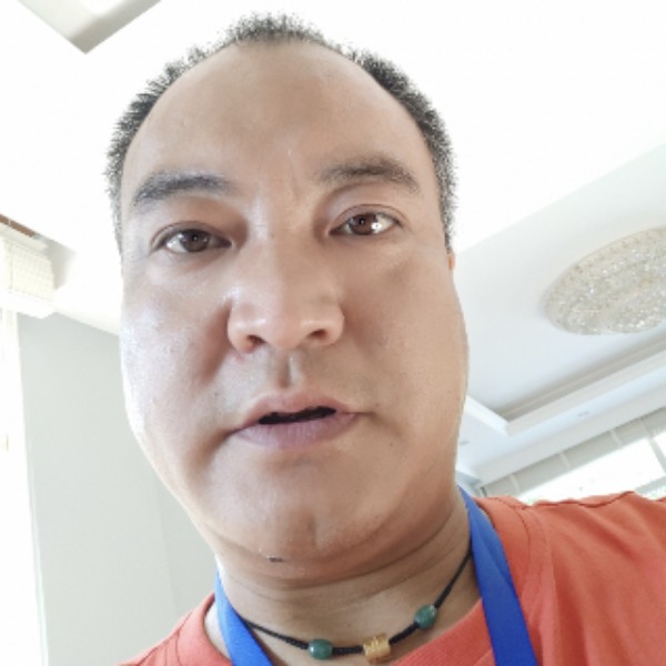 等水的鱼的照片