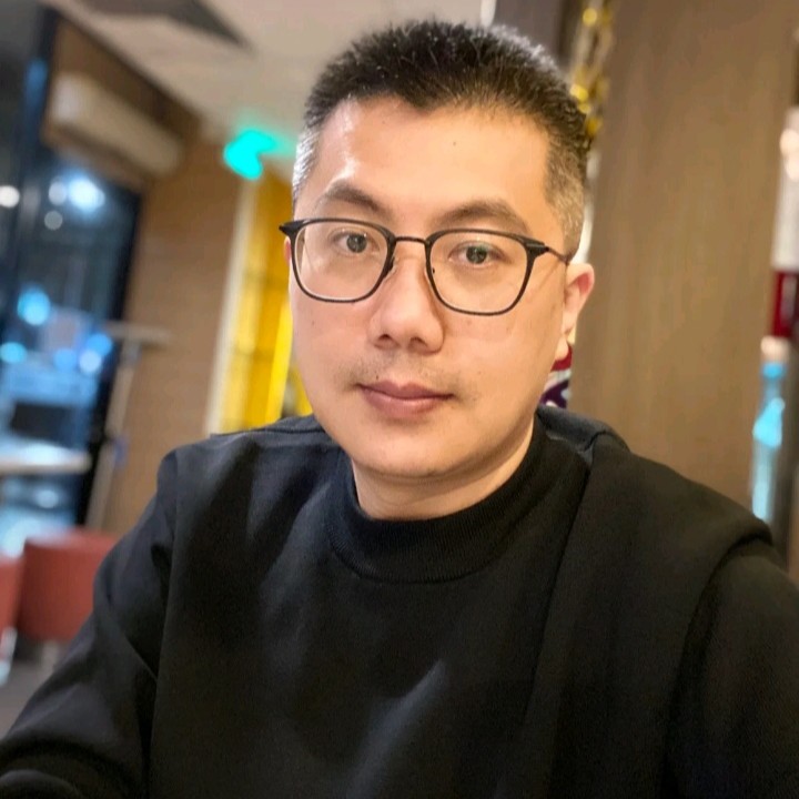 殷勤扯路人的照片