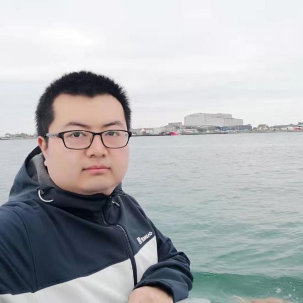 夜色下努力奔跑的照片