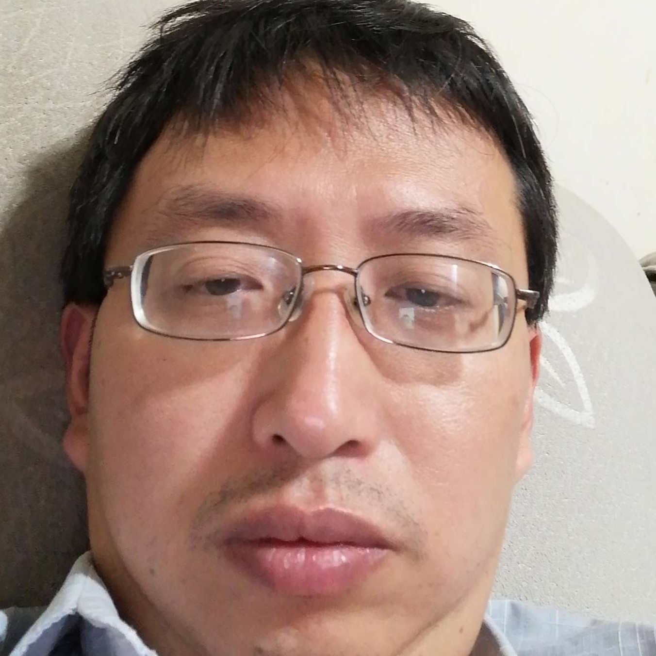 老迟到挽手羽裳的照片