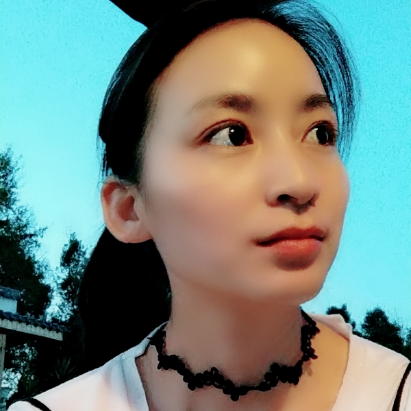 浅浅地微笑的照片