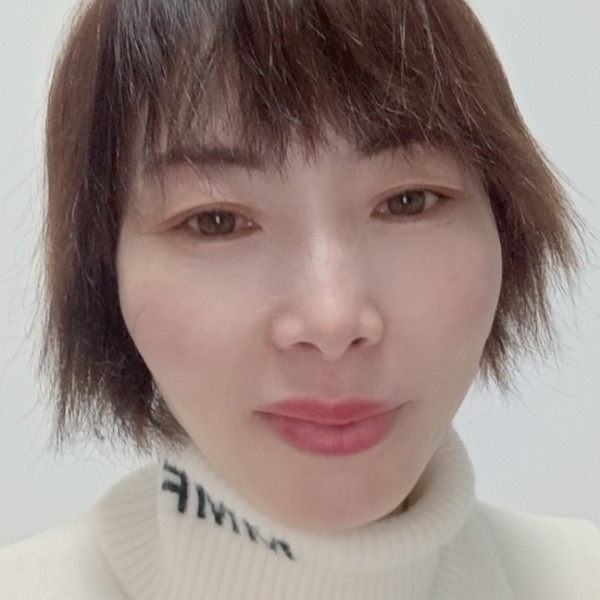 红玫瑰笑洁净的照片