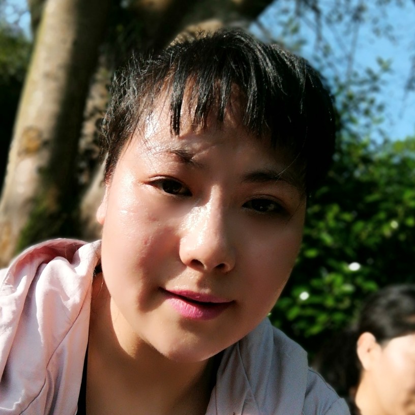 秋冬扫落叶的照片