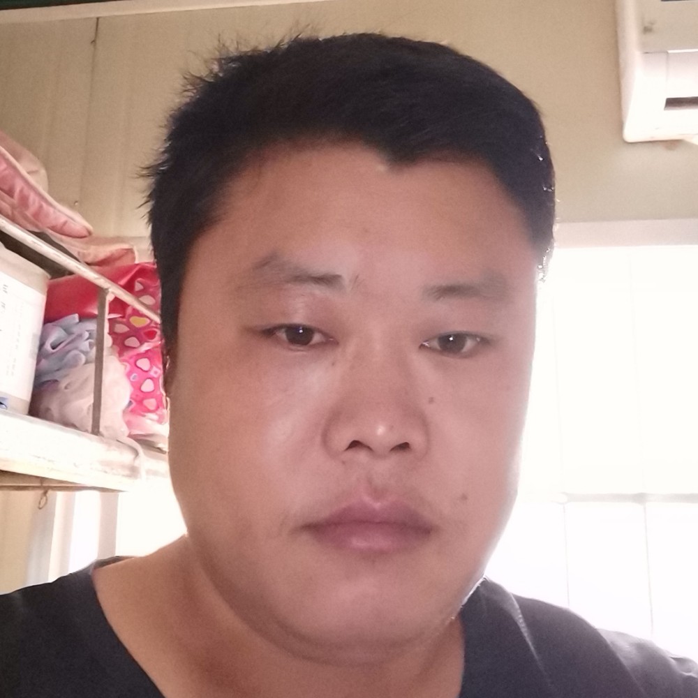 英勇爱恋草丛的照片