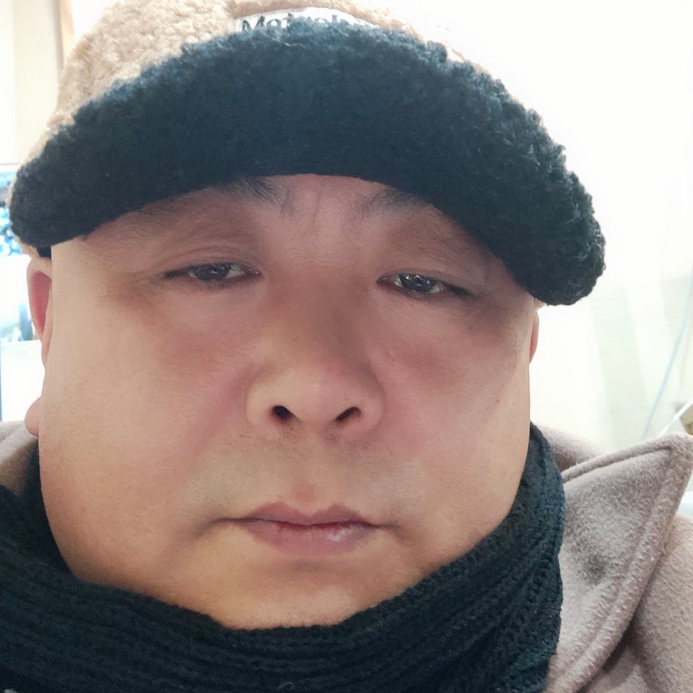 温柔打草莓的照片