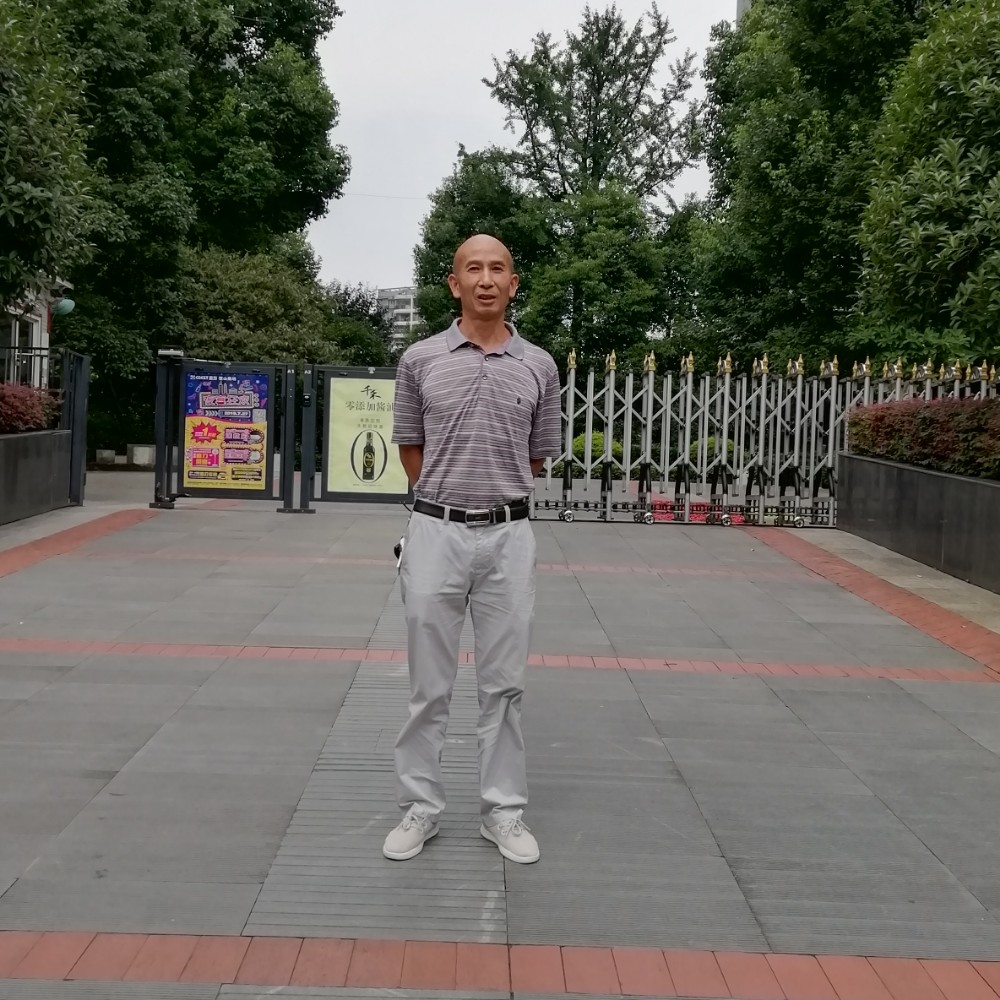 年轻踢小白菜的照片