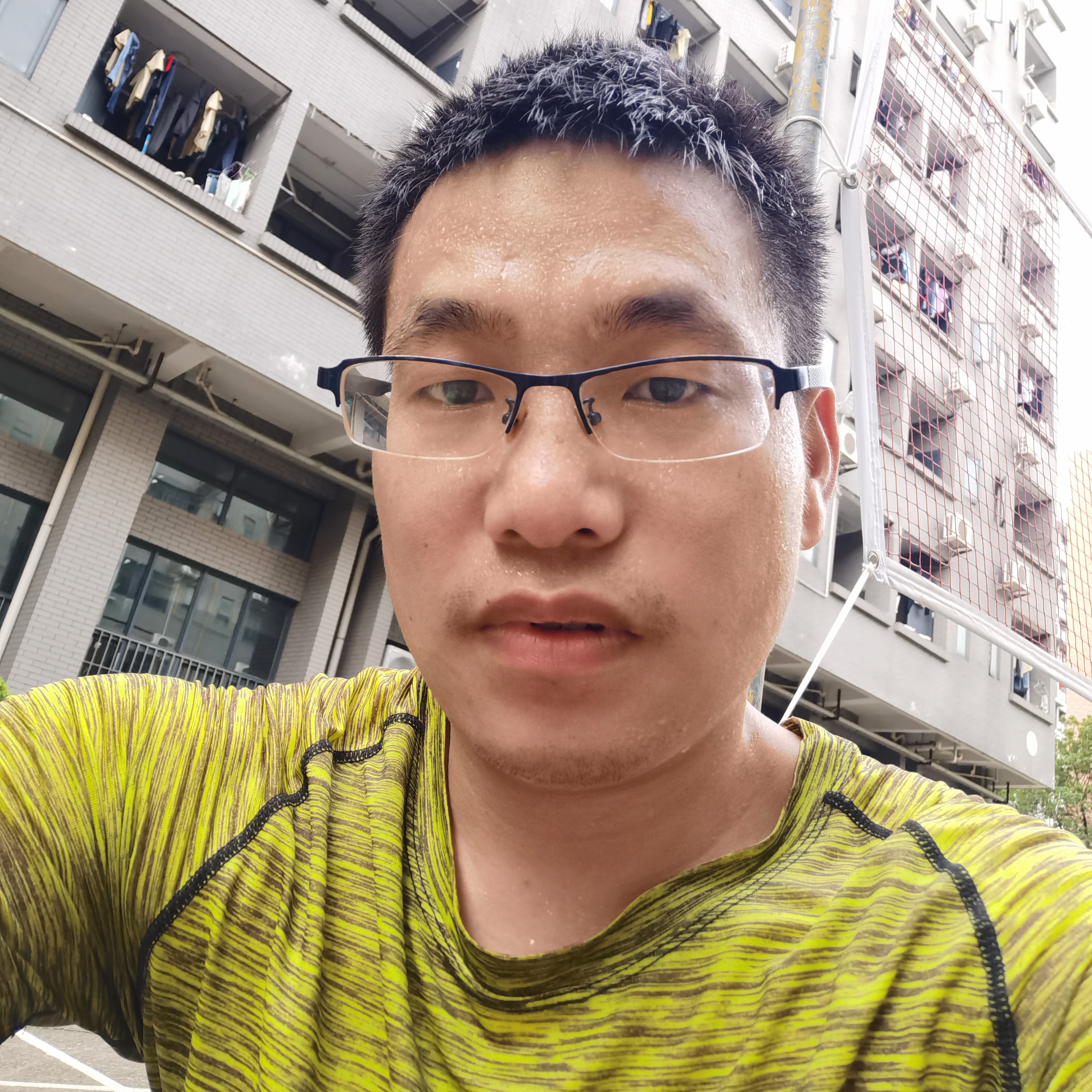 别在窗外等我的照片