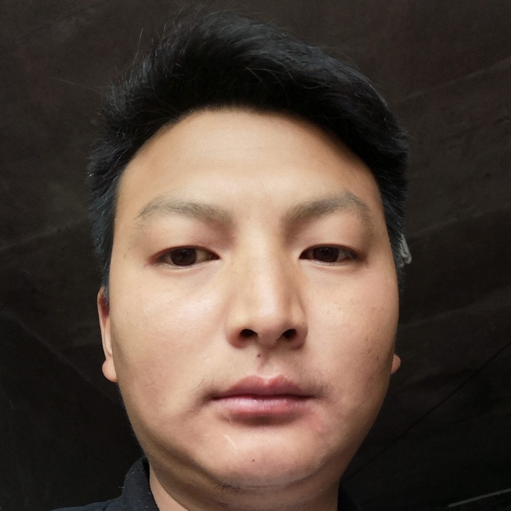 高兴踢音响的照片