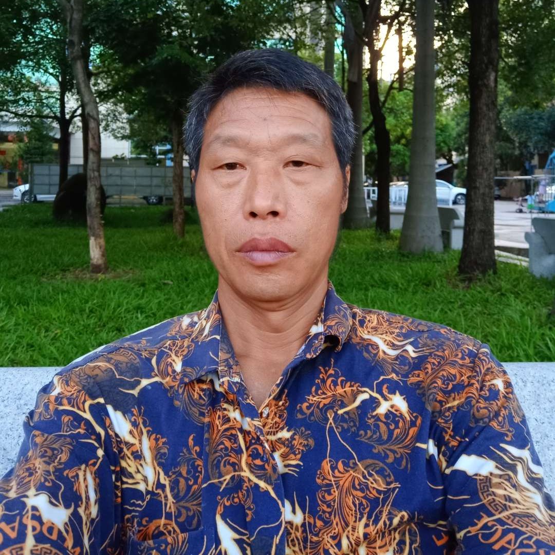 眯眯眼漫步香烟的照片