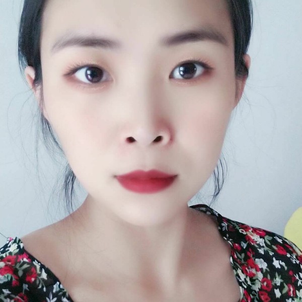 美丽打毛衣的照片