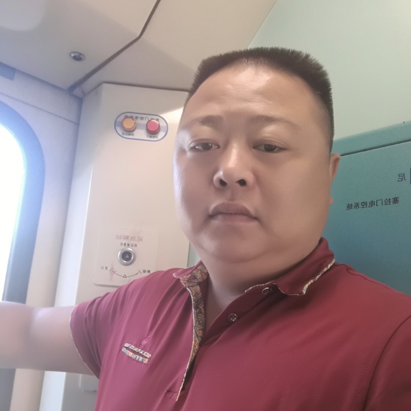 呆萌回眸热狗的照片