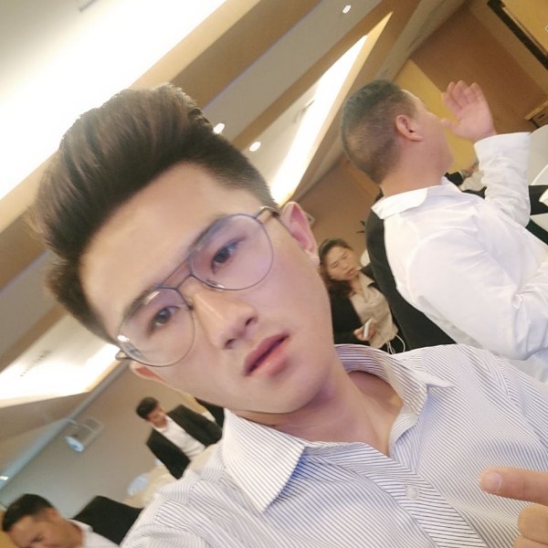 万宝路回眸羞涩的照片