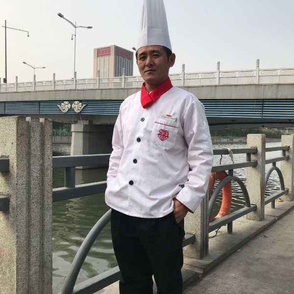 单身迎蓝天的照片