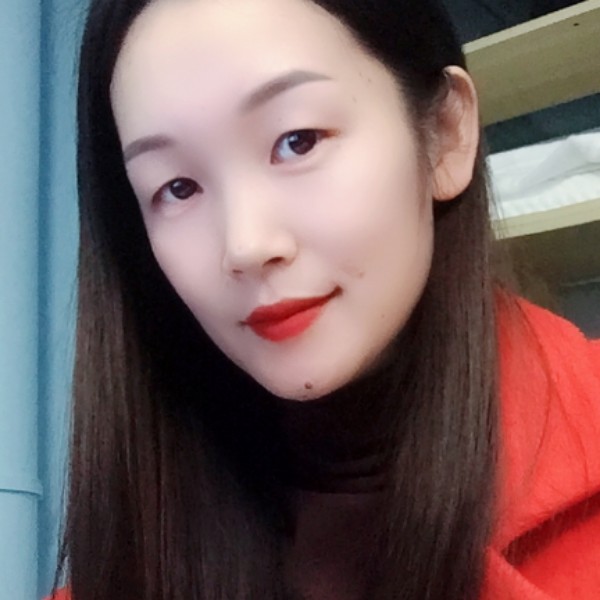 一个人闻枫叶的照片